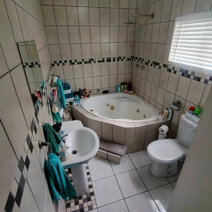 4 Bedroom Property for Sale in Amalinda Eastern Cape